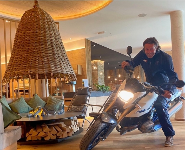 Foto von einem Motorrad in der Hotel-Lobby